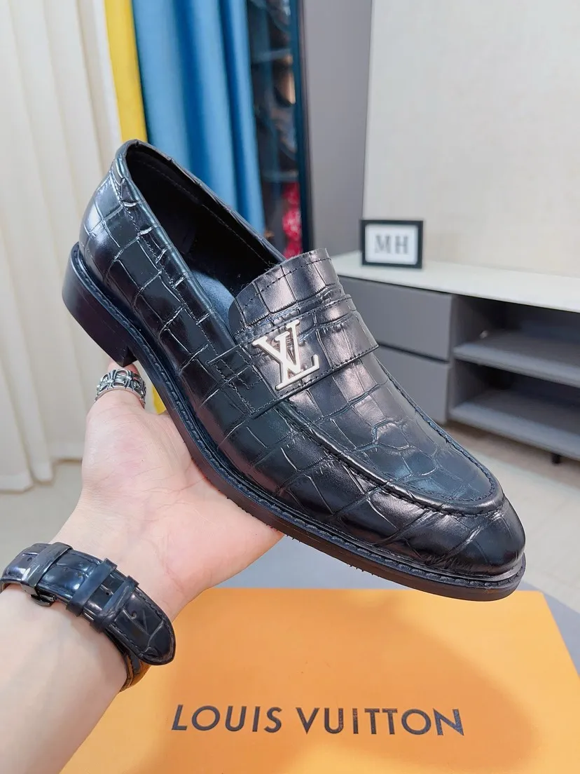 Men's shoes💰438🌹🌹【Louis Vuitton] LV official website synchronizes casual formal leather shoes, imported Italian first-layer calfskin, the leather feels natural and comfortable, and the flowing shoe body design embodies an extraordinary superior wearing experience. Smooth and tight hand-stitched seams achieve extraordinary noble taste. The lining is made of cowhide, which is high-end, comfortable and breathable, telling the man's high-spirited heart. Number of items in stock: 38-44 45 can be customized.